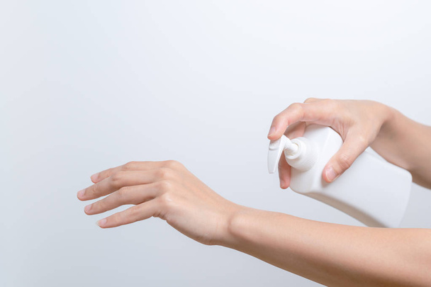 Lotion corporelle Soins de la peau Appliquer. femmes mains tenant bouteille de pompe à crème pour le corps. Concept Beauté et Soins du Corps - Photo, image