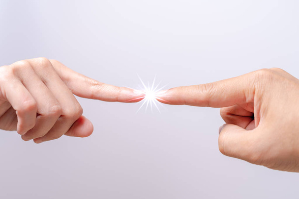 İş bağlantısı, kadın ve erkek ellerini birbirine doğru neredeyse dokunmadan ulaşan dokunmadan parmak işareti. Çeşitlilik fark kavramı - Fotoğraf, Görsel