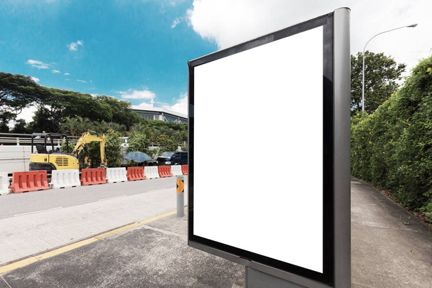 バスステーションビルボードブランクホワイト隔離されたクリッピングパス屋外ブルースカイ広告スペース広告 - 写真・画像