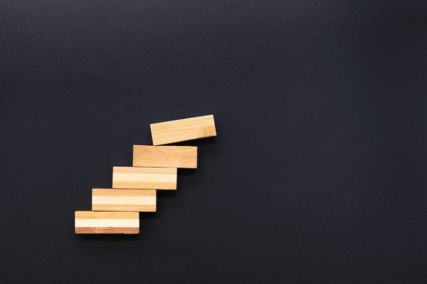 Holzklötze stapeln als Treppe. Geschäftskonzept für erfolgreiches Wachstum. Leerzeichen für Kopiertext - Foto, Bild