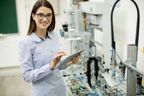 Portrait of  female electronic engineer using  digital tablet  in the laboratory - Foto, Imagen