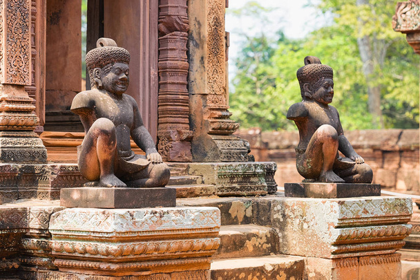 Statues au complexe du temple Banteay Srei, Siem Reap, au Cambodge
. - Photo, image