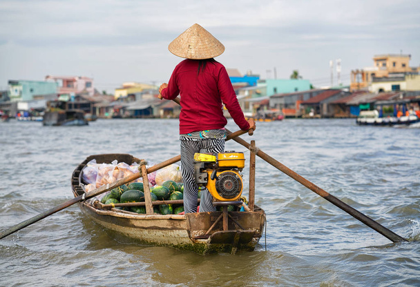 Жінка в човні продажу кавун в плавучий ринок в дельті Меконг в кан Тхо, у В'єтнамі - Фото, зображення