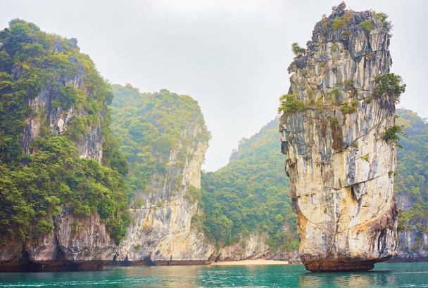 Wapienne skały w Ha Long Bay, Wietnam, Asia - Zdjęcie, obraz