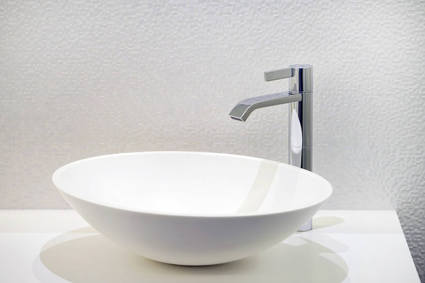 Modern tasarımlı banyo iç lavabo. Banyo lavabo ve musluk iç - Fotoğraf, Görsel