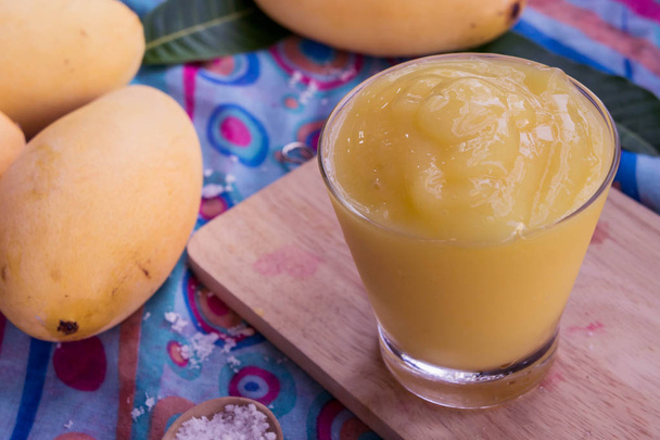 zoete gele mango vrucht op zomer op houten tafel - Foto, afbeelding