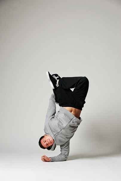 breakdancer staande op zijn elleboog - Foto, afbeelding