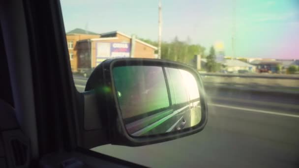 Reflectie van de weg in rearview spiegel van een auto - Video