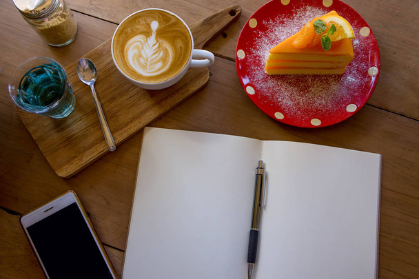 Felülnézet kávé aroma csésze és finom karácsonyi sütemény relaxtime vár ötlet a papír jegyzék kávézóban kávé levesz fa tábla - Fotó, kép