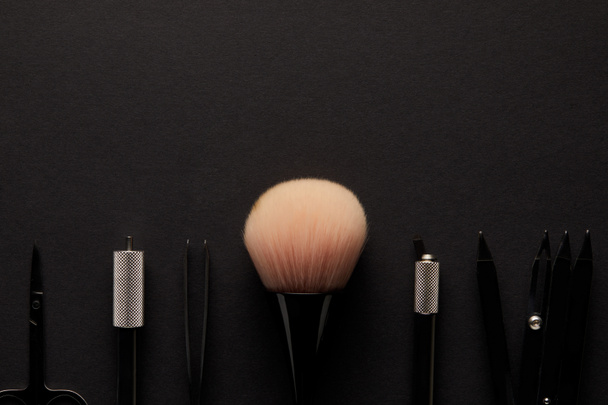 Nahaufnahme von Werkzeugen für permanentes Make-up isoliert auf schwarz - Foto, Bild