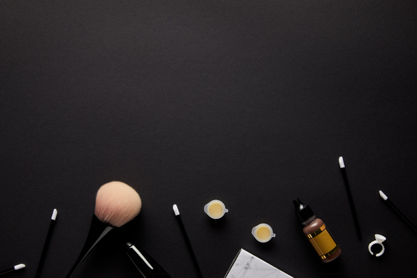 vista superior de herramientas para maquillaje permanente aislado en negro
 - Foto, imagen