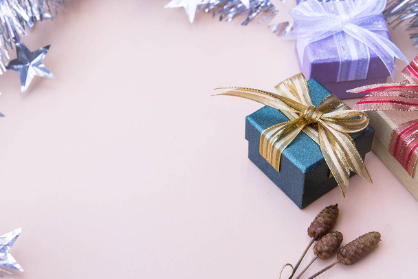 Декор подарункової коробки на новорічний та різдвяний фон та простір для копіювання, вінтажний стиль
 - Фото, зображення