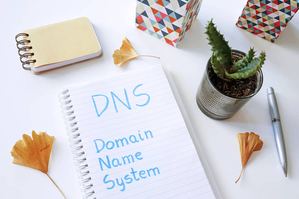 DNS Domain Name System écrit dans un ordinateur portable sur une table blanche
 - Photo, image