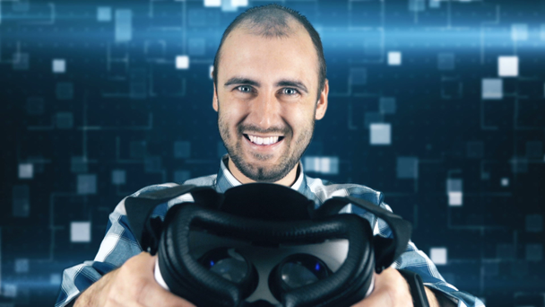 Jonge man geven VR headset, virtuele werkelijkheid masker. - Video
