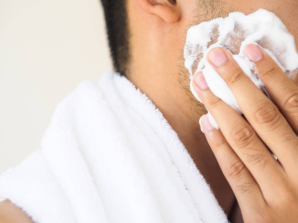 Закрыть лицо человека нанося пену для бритья. Изолированный на белом фоне
 - Фото, изображение
