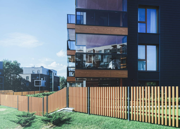 住宅の建築複合体のフェンス。・屋外設備. - 写真・画像