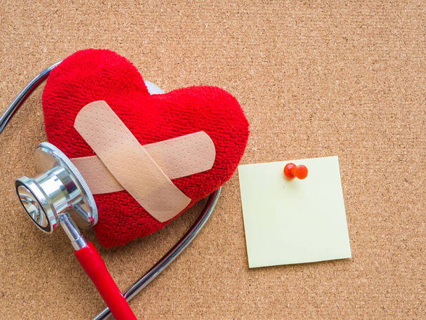 Červené srdce a stetoskop na modré světlé dřevěné pozadí. Zdravotní péče a zdravotnické koncepce. - Fotografie, Obrázek