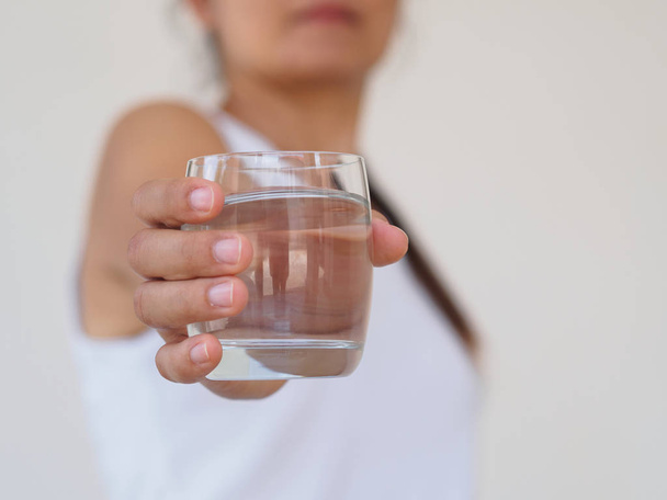 女性の手できれいなミネラル水のガラス。環境保護、健康ドリンクの概念. - 写真・画像