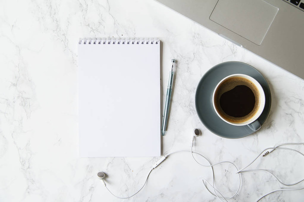 Local de trabalho com notebook e laptop com xícara de café e fone de ouvido na mesa de mármore
 - Foto, Imagem