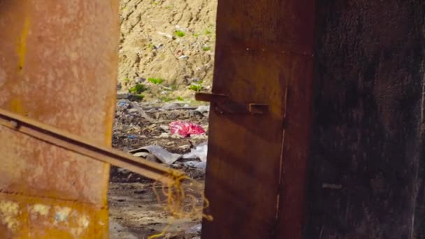 古いゴミ捨て場に開く錆びたゲート - 映像、動画