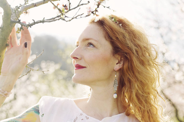 Bahar ışık bahçe içinde güzel kadın  - Fotoğraf, Görsel