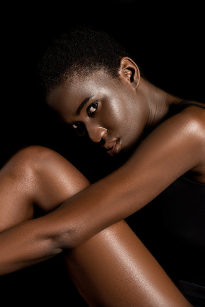 hermosa joven afroamericana mujer mirando cámara aislada en negro
 - Foto, Imagen