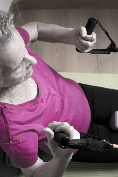 Ćwiczenia na wzmocnienie i relaks mięśni u osób starszych - Zdjęcie, obraz