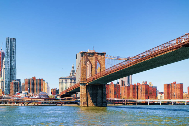 Brooklyn bridge nad East River, New York, Stany Zjednoczone Ameryki. Brooklyn Bridge jest wśród najstarszych mostów w Stany Zjednoczone Ameryki. - Zdjęcie, obraz