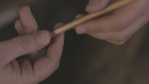 Manos de un artista con un lápiz
 - Metraje, vídeo
