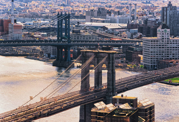Luchtfoto op Lower Manhattan, New York, Brooklyn Bridge en Manhattan brug over de East River, Verenigde Staten. Skyline met wolkenkrabbers. Brooklyn Heights op de achtergrond. - Foto, afbeelding