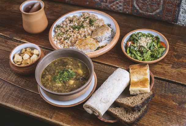 Nature morte divers plats délicieux, y compris les entrées, plat principal, compote sucrée dans le restaurant du Moyen-Orient - Photo, image