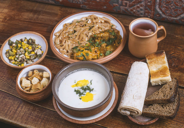 Nature morte divers plats délicieux, y compris les entrées, plat principal, compote sucrée dans le restaurant du Moyen-Orient - Photo, image
