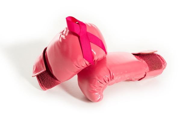 vue rapprochée des gants de boxe roses et du ruban isolés sur blanc, concept de cancer du sein
 - Photo, image