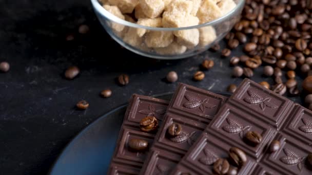 Suklaa kanelitankojen ja maapähkinöiden vieressä suklaassa kahvipapujen vieressä
 - Materiaali, video