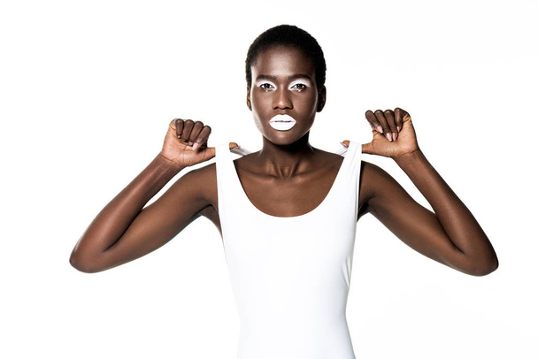 belle afro-américaine fille en maillot de bain blanc regardant caméra isolée sur blanc
 - Photo, image