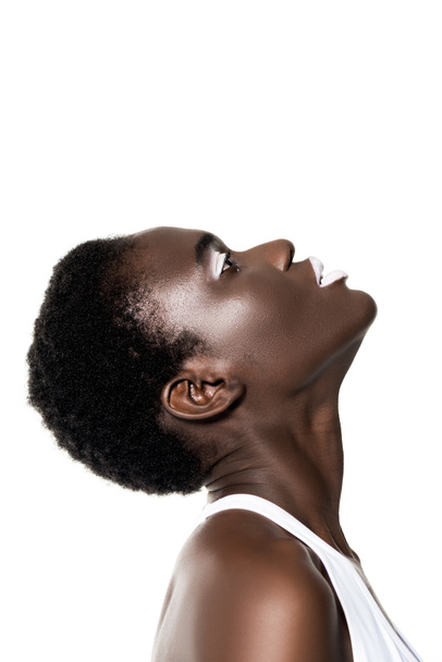 puolella näkymä kaunis aistillinen afrikkalainen amerikkalainen tyttö valkoiset huulet etsivät ylös eristetty valkoinen
 - Valokuva, kuva