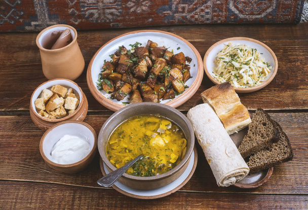 Zátiší různé chutné pokrmy včetně předkrmů, hlavní chod, sladký kompot v restauraci na Blízkém východě - Fotografie, Obrázek