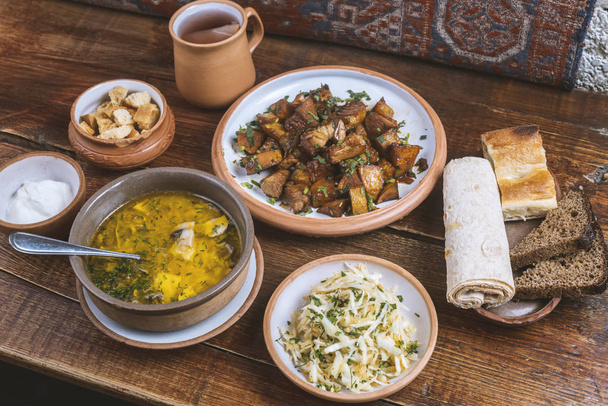 Naturaleza muerta varios platos deliciosos, incluyendo entrantes, plato principal, compota dulce en el restaurante de Oriente Medio - Foto, imagen