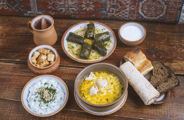 Zátiší různé chutné pokrmy včetně předkrmů, hlavní chod, sladký kompot v restauraci na Blízkém východě - Fotografie, Obrázek