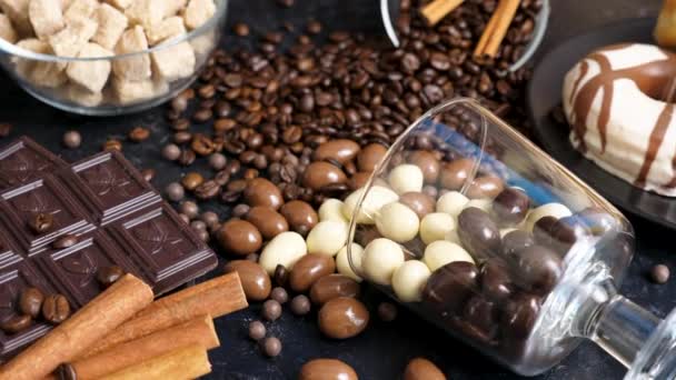 Kaatunut lasi kahvipapuja ja maapähkinöitä suklaassa
 - Materiaali, video