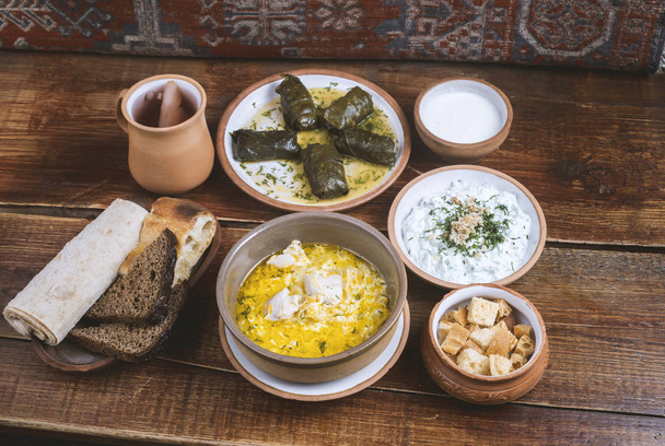 Martwa natura różne pyszne dania, w tym przystawki, danie główne, słodki kompot w restauracji na Bliskim Wschodzie - Zdjęcie, obraz