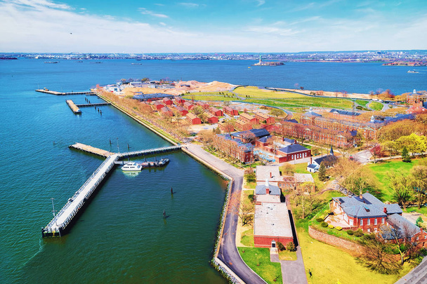 Luchtfoto van de helikopter van Governors Island in Upper New York Bay. New York City, New York, Usa. Liberty Island is op de achtergrond - Foto, afbeelding