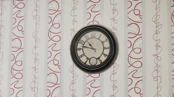 Ancienne belle horloge suspendue au mur
 - Séquence, vidéo