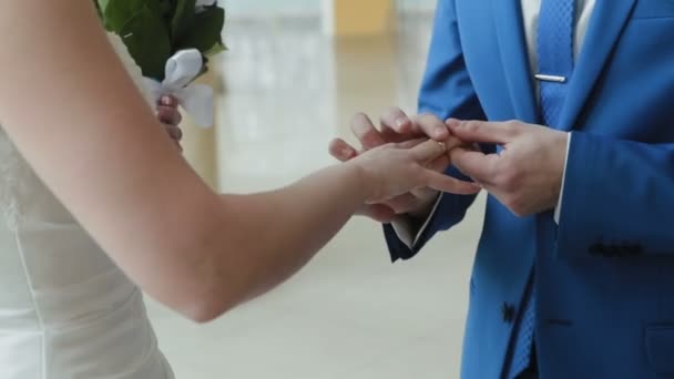 De bruid en bruidegom ringen in de bruiloft paleis close-up zetten - Video