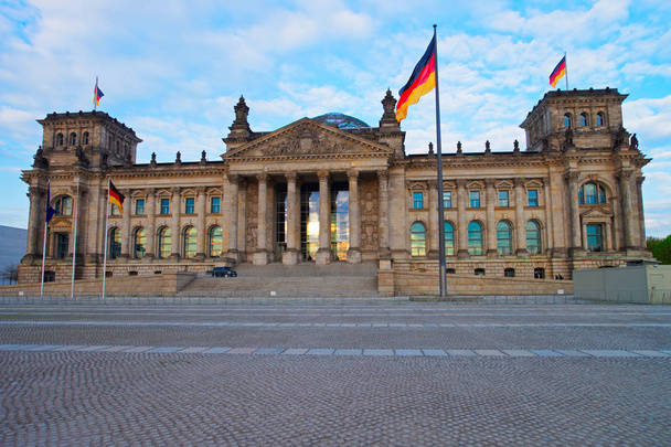 Reichstagsgebäude in Berlin, Deutschland. Der Reichstag ist ein bekanntes Gebäude, das am Königsplatz steht. Bundestag arbeitet im Reichstagsgebäude. - Foto, Bild