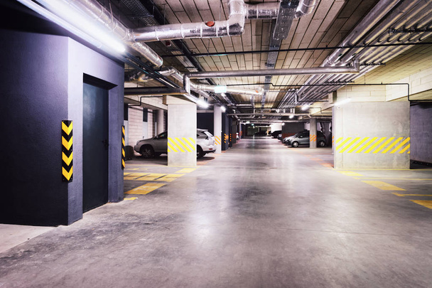 Ondergrondse parkeergarage op een modern appartement huis - Foto, afbeelding