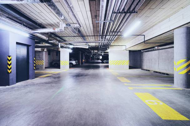 Estacionamento subterrâneo garagem, um edifício moderno
 - Foto, Imagem