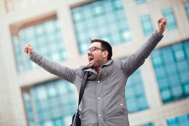Бізнесмен піднімає руки на відкритому повітрі - щасливі, успішні та досягнення концепції
 - Фото, зображення