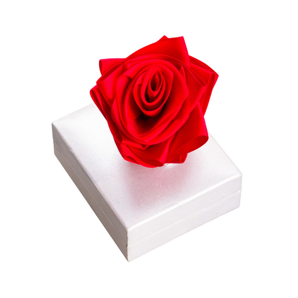 Confezione regalo con cuore rosso come simbolo d'amore isolato
 - Foto, immagini