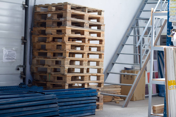 Empilements de palettes en bois pour le transport industriel par camion - Photo, image